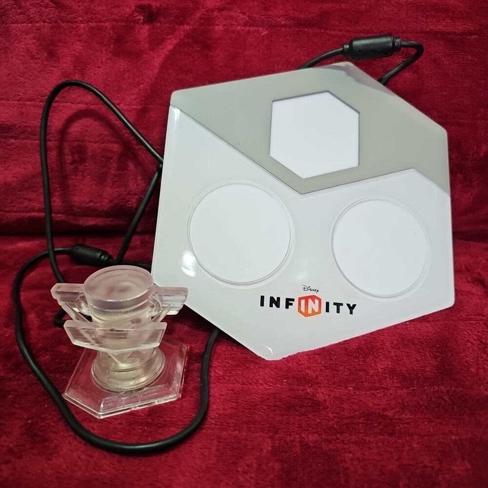Disney Infinity - Cars - Crystal Piston Cup & Portal Base - Collectible